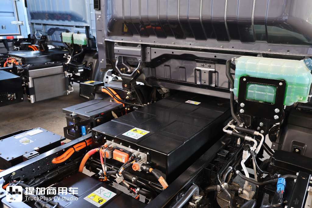 国内最强电动4米2?来看这款135度电+博世200kw电机的蓝擎EHPRO - 第8张 - 提加商用车网 国内最强电动4米2?来看这款135度电+博世200kw电机的蓝擎EHPRO - 第8张