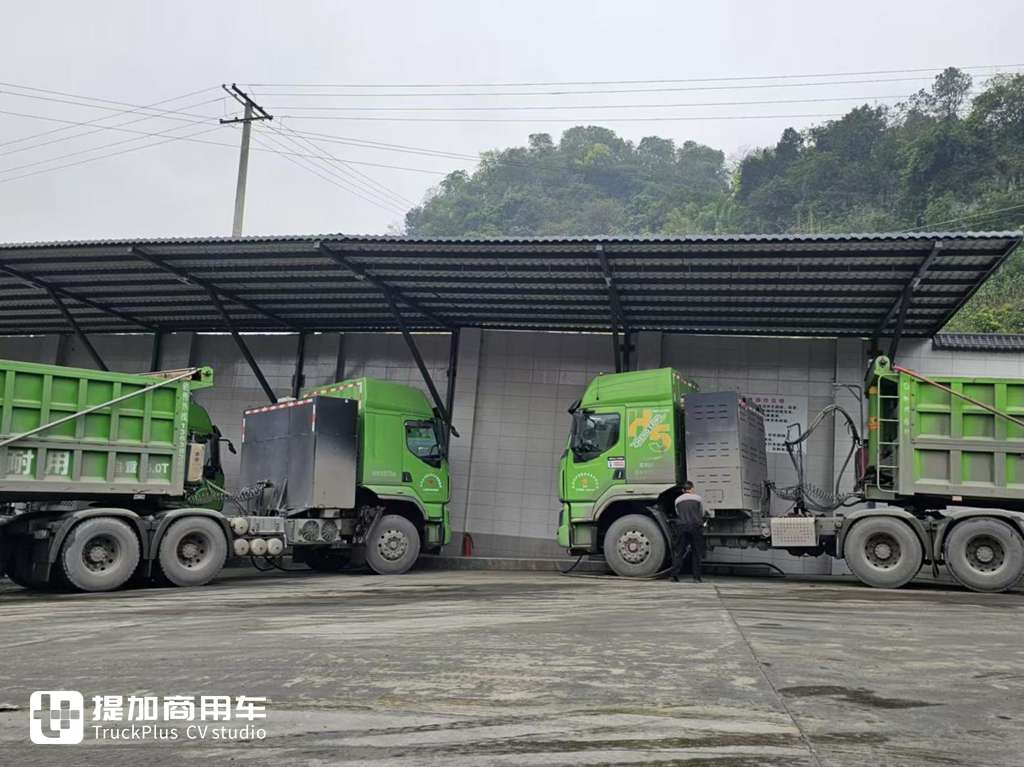 走访市场发现纯电重卡已经有600度电了!实拍运营的乘龙H5 600度电牵引车 - 第1张 - 提加商用车网 走访市场发现纯电重卡已经有600度电了!实拍运营的乘龙H5 600度电牵引车 - 第1张