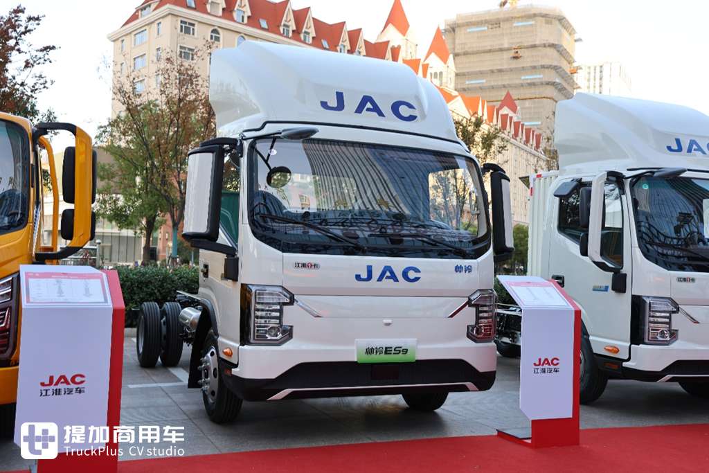 2025卡车商务年会第一家,重卡、轻卡再次合体,带你看江淮商用车2025商务年会现场展车 - 第10张 - 提加商用车网 2025卡车商务年会第一家,重卡、轻卡再次合体,带你看江淮商用车2025商务年会现场展车 - 第10张