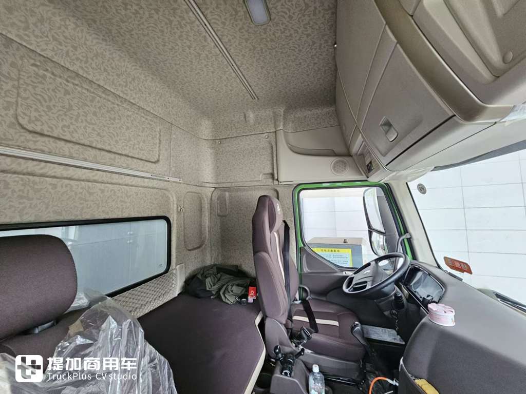 走访市场发现纯电重卡已经有600度电了!实拍运营的乘龙H5 600度电牵引车 - 第5张 - 提加商用车网 走访市场发现纯电重卡已经有600度电了!实拍运营的乘龙H5 600度电牵引车 - 第5张