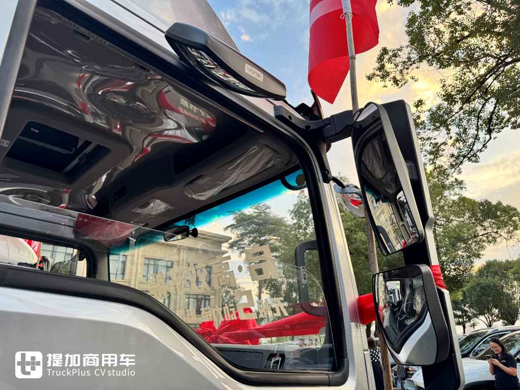 国产轻卡也开始欧洲化?大空间强动力,重汽全新一代豪沃悍将Pro轻卡实拍 - 第6张 - 提加商用车网 国产轻卡也开始欧洲化?大空间强动力,重汽全新一代豪沃悍将Pro轻卡实拍 - 第6张