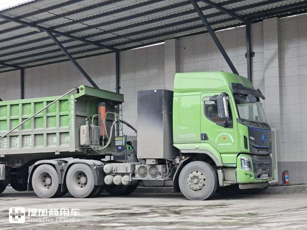 走访市场发现纯电重卡已经有600度电了!实拍运营的乘龙H5 600度电牵引车 - 第6张 - 提加商用车网 走访市场发现纯电重卡已经有600度电了!实拍运营的乘龙H5 600度电牵引车 - 第6张