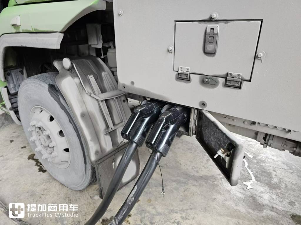 走访市场发现纯电重卡已经有600度电了!实拍运营的乘龙H5 600度电牵引车 - 第8张 - 提加商用车网 走访市场发现纯电重卡已经有600度电了!实拍运营的乘龙H5 600度电牵引车 - 第8张