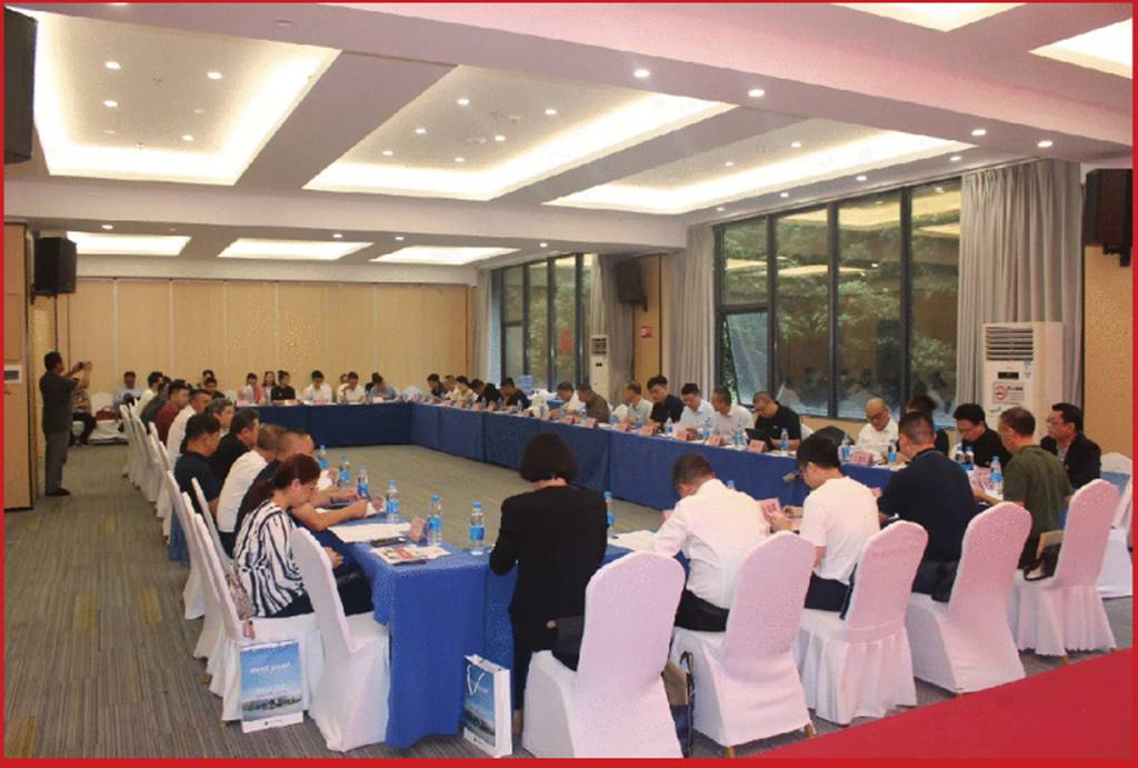 亚星客车蓝钻2.0系列亮相深圳市道路运输协会第八届会员大会 - 第5张 - 提加商用车网 亚星客车蓝钻2.0系列亮相深圳市道路运输协会第八届会员大会 - 第5张