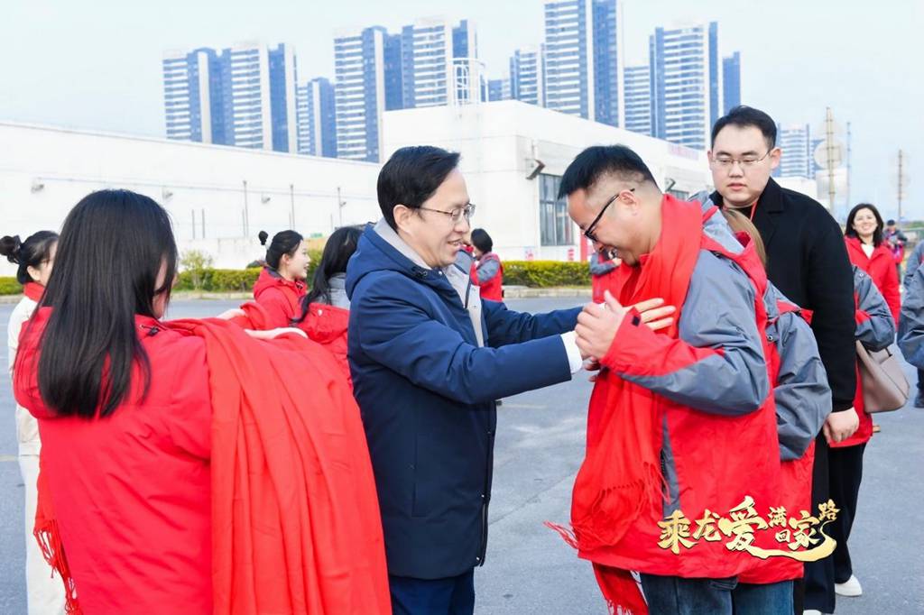 Chevauchant l’amour du dragon plein de maison, le deuxième titulaire de la carte « conférence des retrouvailles » se réunit avec l’amour de la famille - le deuxième