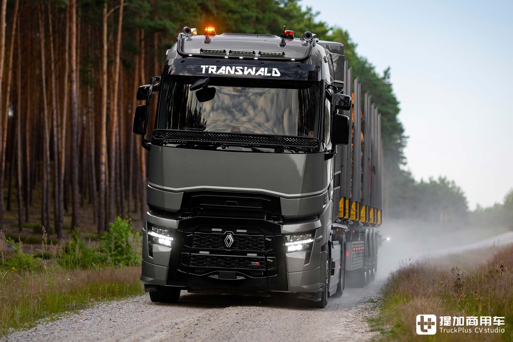 涡轮复合发动机,法式浪漫设计,顶配雷诺T-High牵引车用来拉木头 - 第1张 - 提加商用车网 涡轮复合发动机,法式浪漫设计,顶配雷诺T-High牵引车用来拉木头 - 第1张