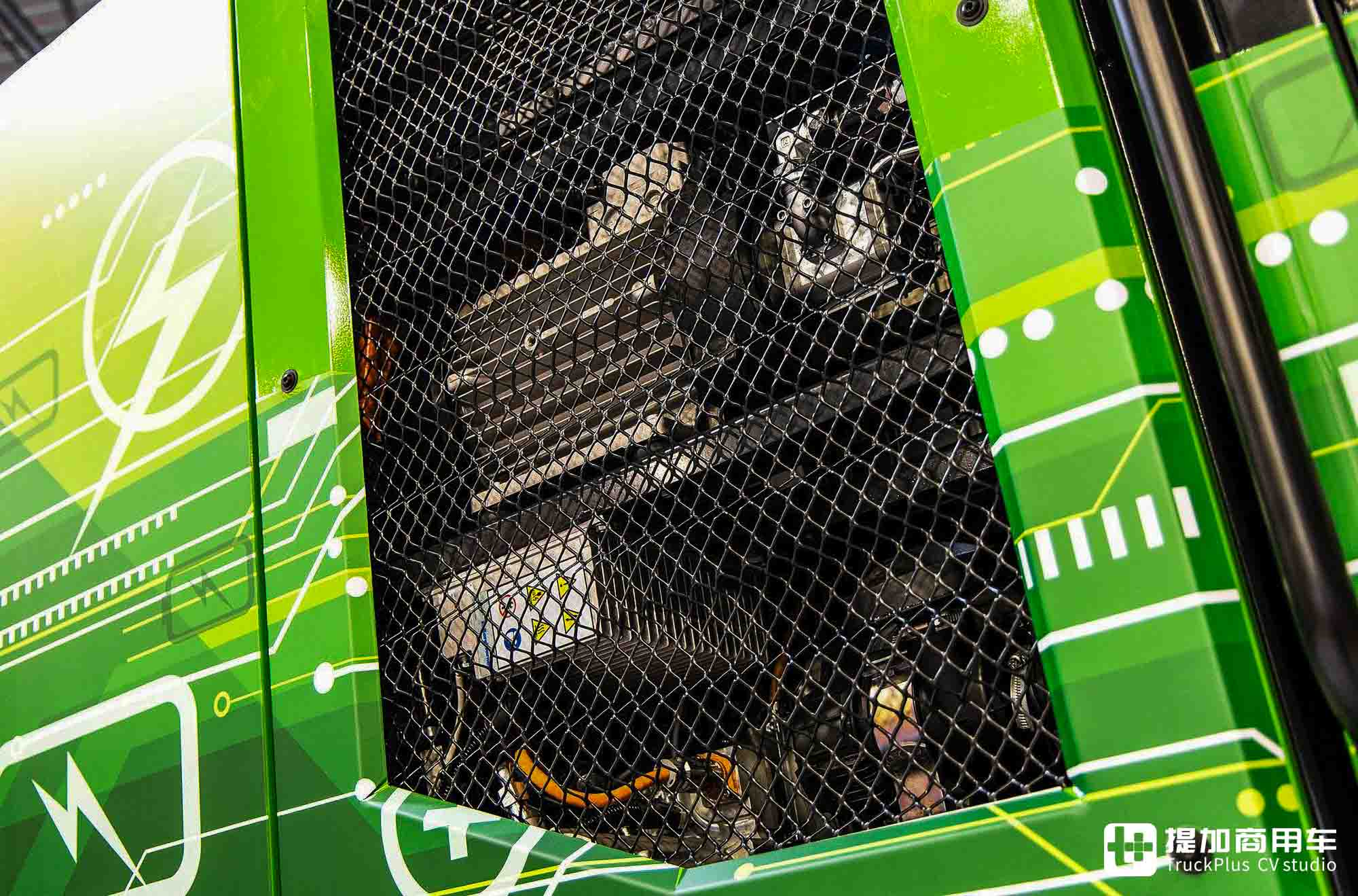 风冷V8结合插电混动系统,8x8越野性能超强悍,太脱拉Force混动重卡来袭,实力几何? - 第11张 - 提加商用车网 风冷V8结合插电混动系统,8x8越野性能超强悍,太脱拉Force混动重卡来袭,实力几何? - 第11张