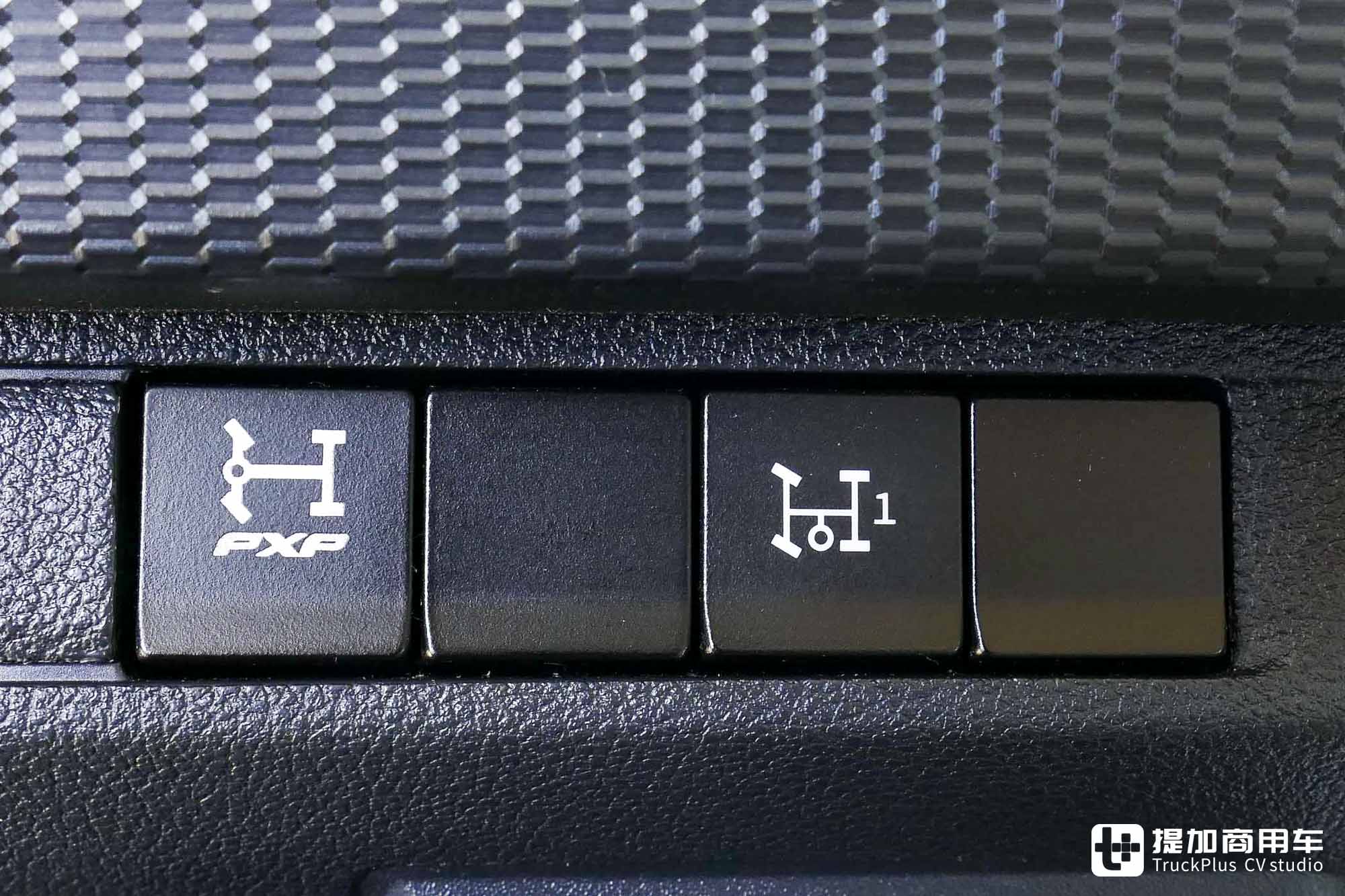 4x2秒变4x4全驱,静液压驱动下工地利器,达夫XFC工程牵引车实拍 - 第11张 - 提加商用车网 4x2秒变4x4全驱,静液压驱动下工地利器,达夫XFC工程牵引车实拍 - 第11张