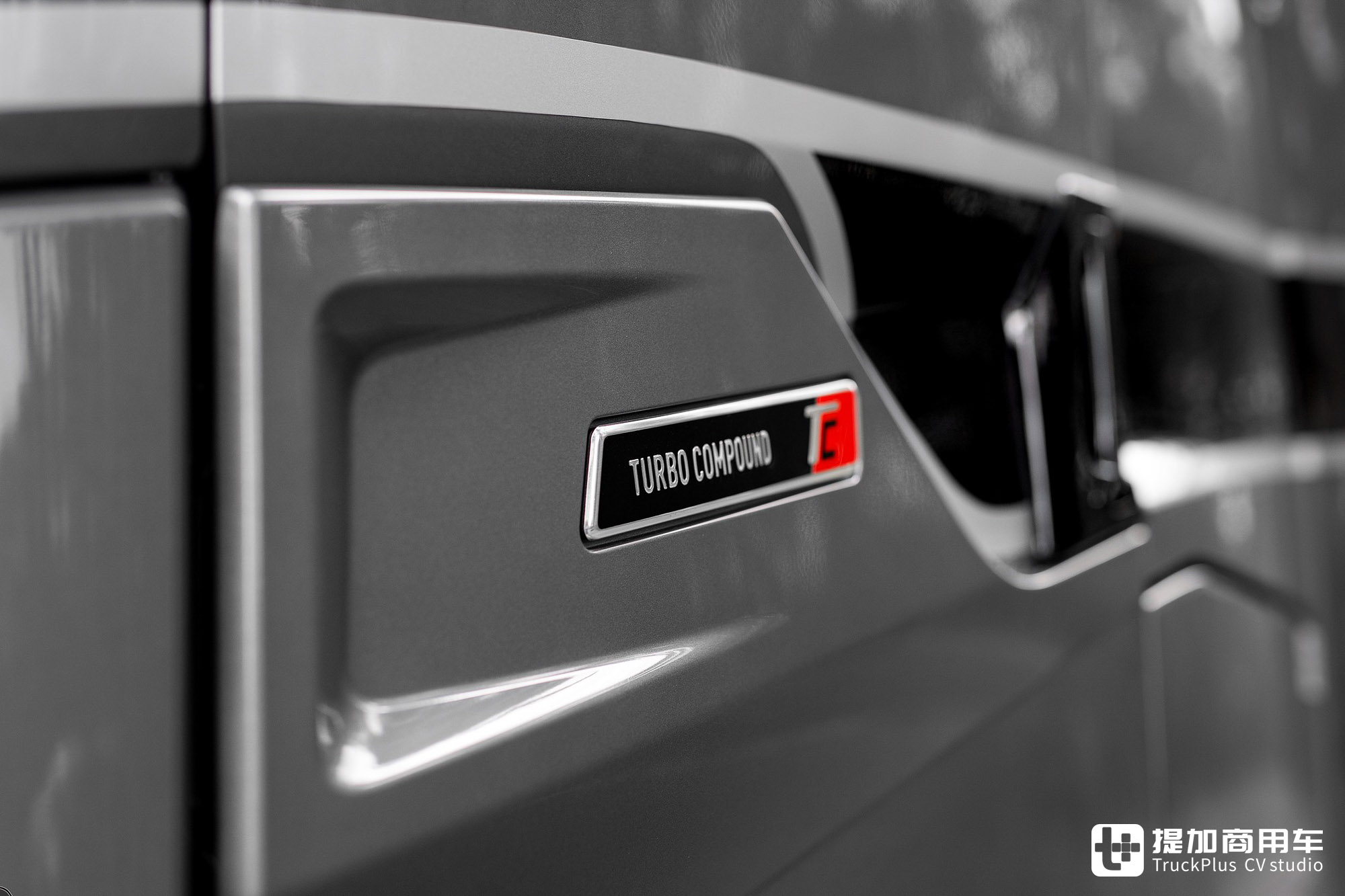 涡轮复合发动机,法式浪漫设计,顶配雷诺T-High牵引车用来拉木头 - 第11张 - 提加商用车网 涡轮复合发动机,法式浪漫设计,顶配雷诺T-High牵引车用来拉木头 - 第11张