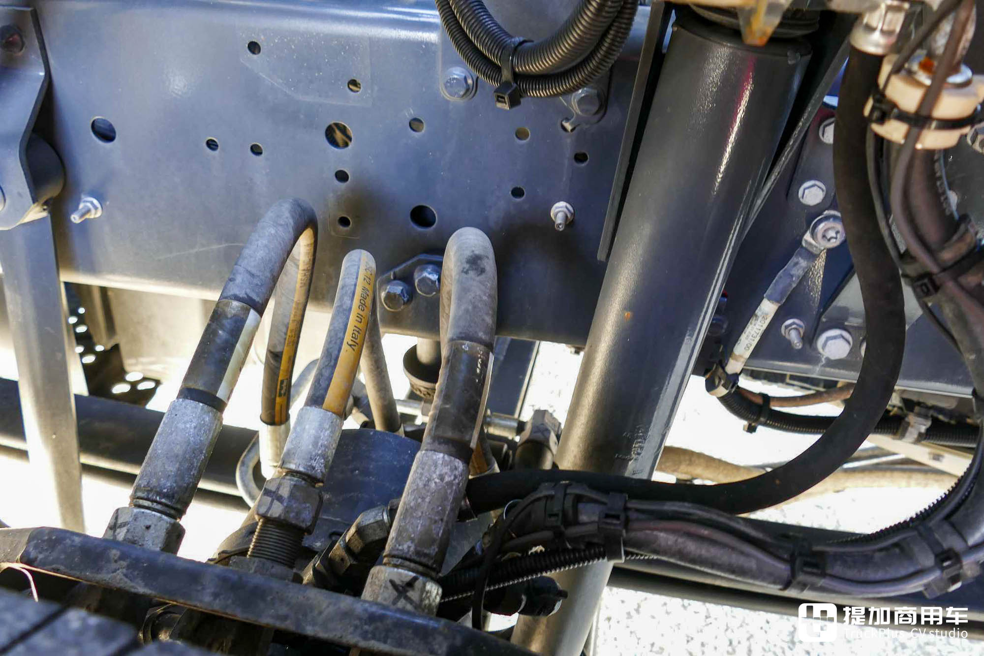 4x2秒变4x4全驱,静液压驱动下工地利器,达夫XFC工程牵引车实拍 - 第12张 - 提加商用车网 4x2秒变4x4全驱,静液压驱动下工地利器,达夫XFC工程牵引车实拍 - 第12张