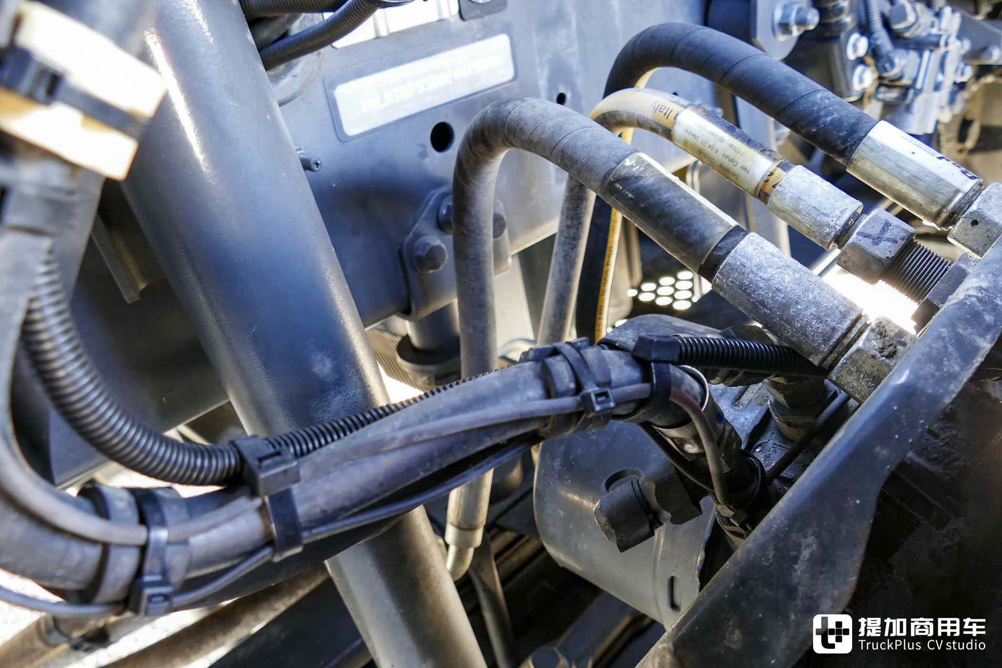 4x2秒变4x4全驱,静液压驱动下工地利器,达夫XFC工程牵引车实拍 - 第13张 - 提加商用车网 4x2秒变4x4全驱,静液压驱动下工地利器,达夫XFC工程牵引车实拍 - 第13张