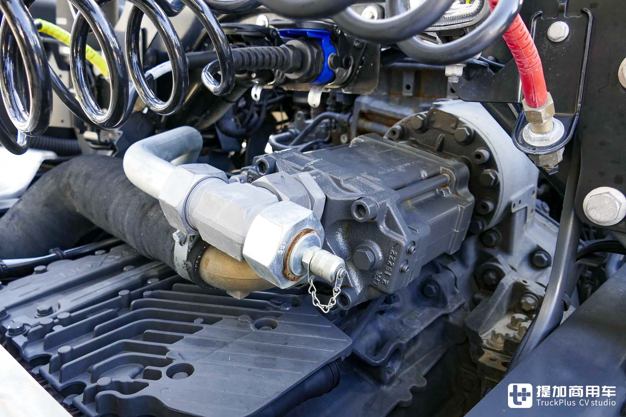 4x2秒变4x4全驱,静液压驱动下工地利器,达夫XFC工程牵引车实拍 - 第14张 - 提加商用车网 4x2秒变4x4全驱,静液压驱动下工地利器,达夫XFC工程牵引车实拍 - 第14张