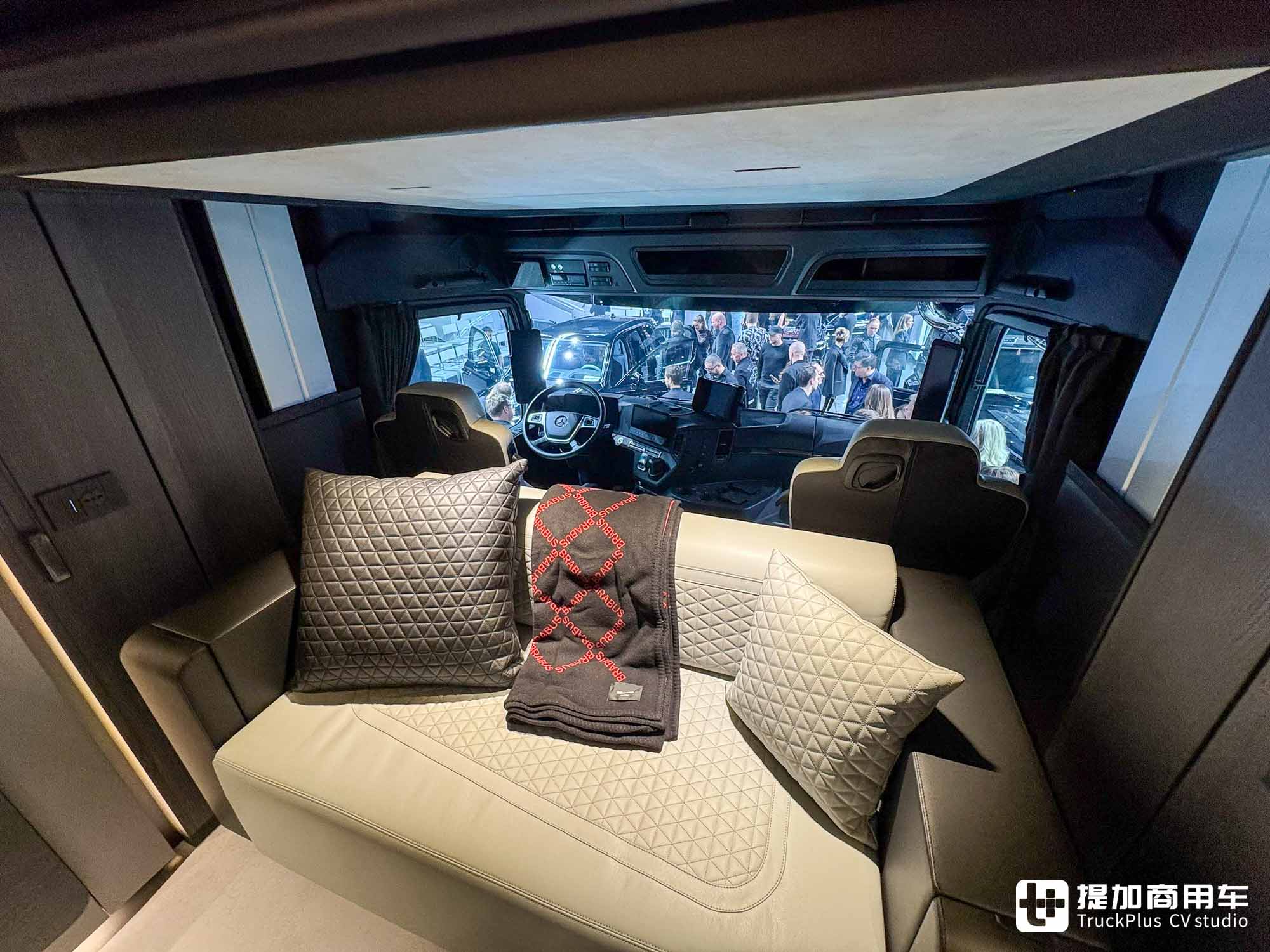 BRABUS史上最大最豪华奔驰改装,12米车身+四拓展舱,BIG BOY 1200房车实拍 - 第14张 - 提加商用车网 BRABUS史上最大最豪华奔驰改装,12米车身+四拓展舱,BIG BOY 1200房车实拍 - 第14张