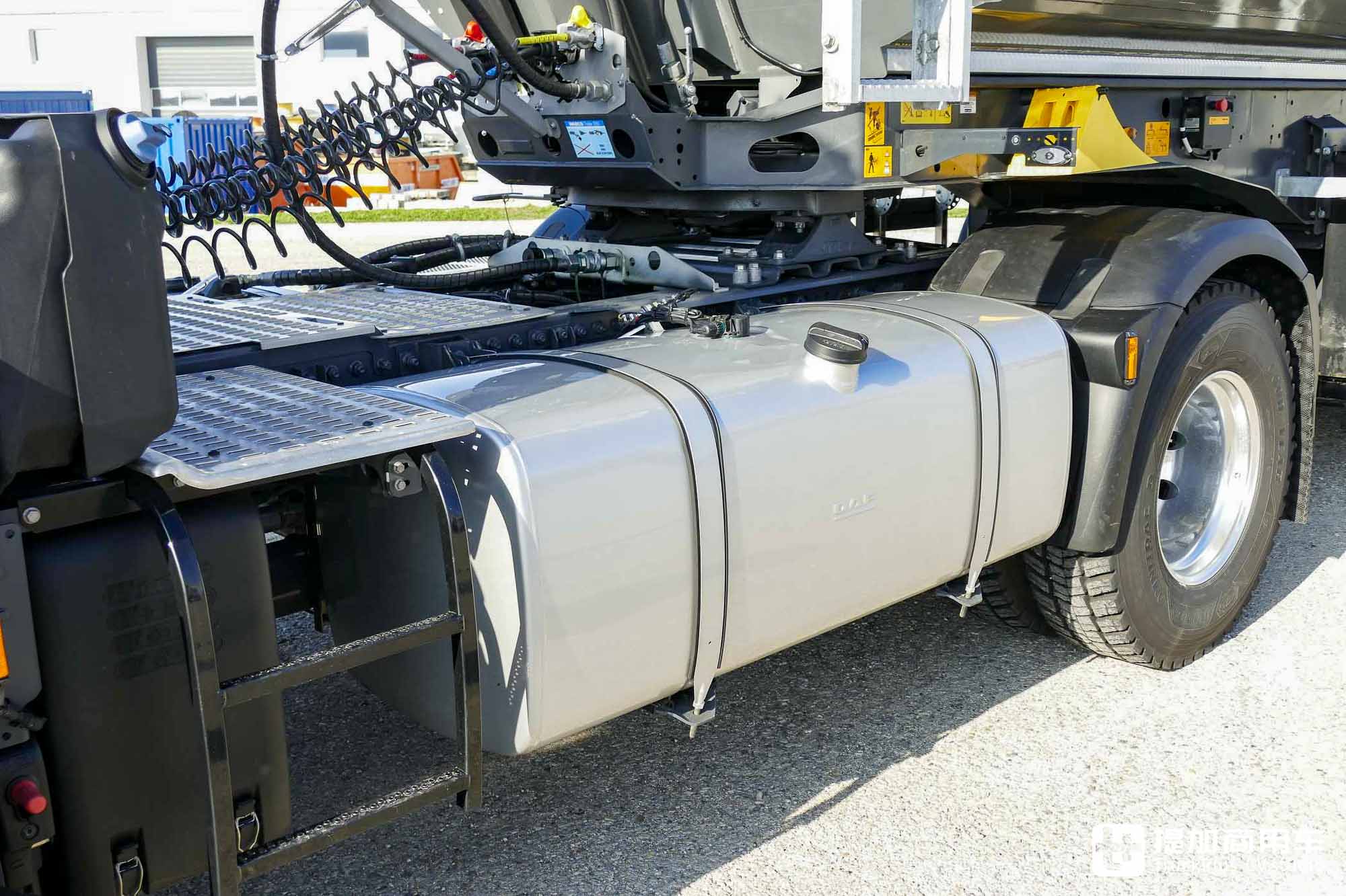 4x2秒变4x4全驱,静液压驱动下工地利器,达夫XFC工程牵引车实拍 - 第15张 - 提加商用车网 4x2秒变4x4全驱,静液压驱动下工地利器,达夫XFC工程牵引车实拍 - 第15张