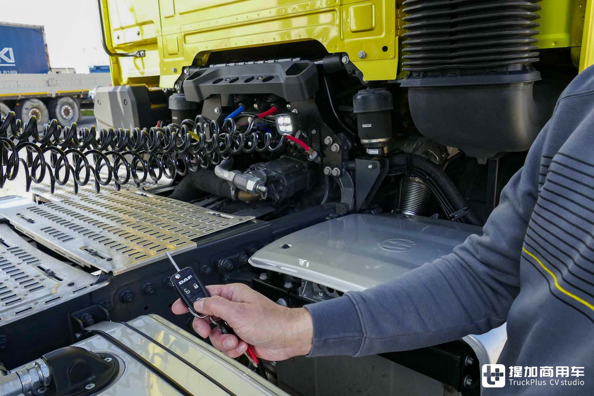 4x2秒变4x4全驱,静液压驱动下工地利器,达夫XFC工程牵引车实拍 - 第16张 - 提加商用车网 4x2秒变4x4全驱,静液压驱动下工地利器,达夫XFC工程牵引车实拍 - 第16张