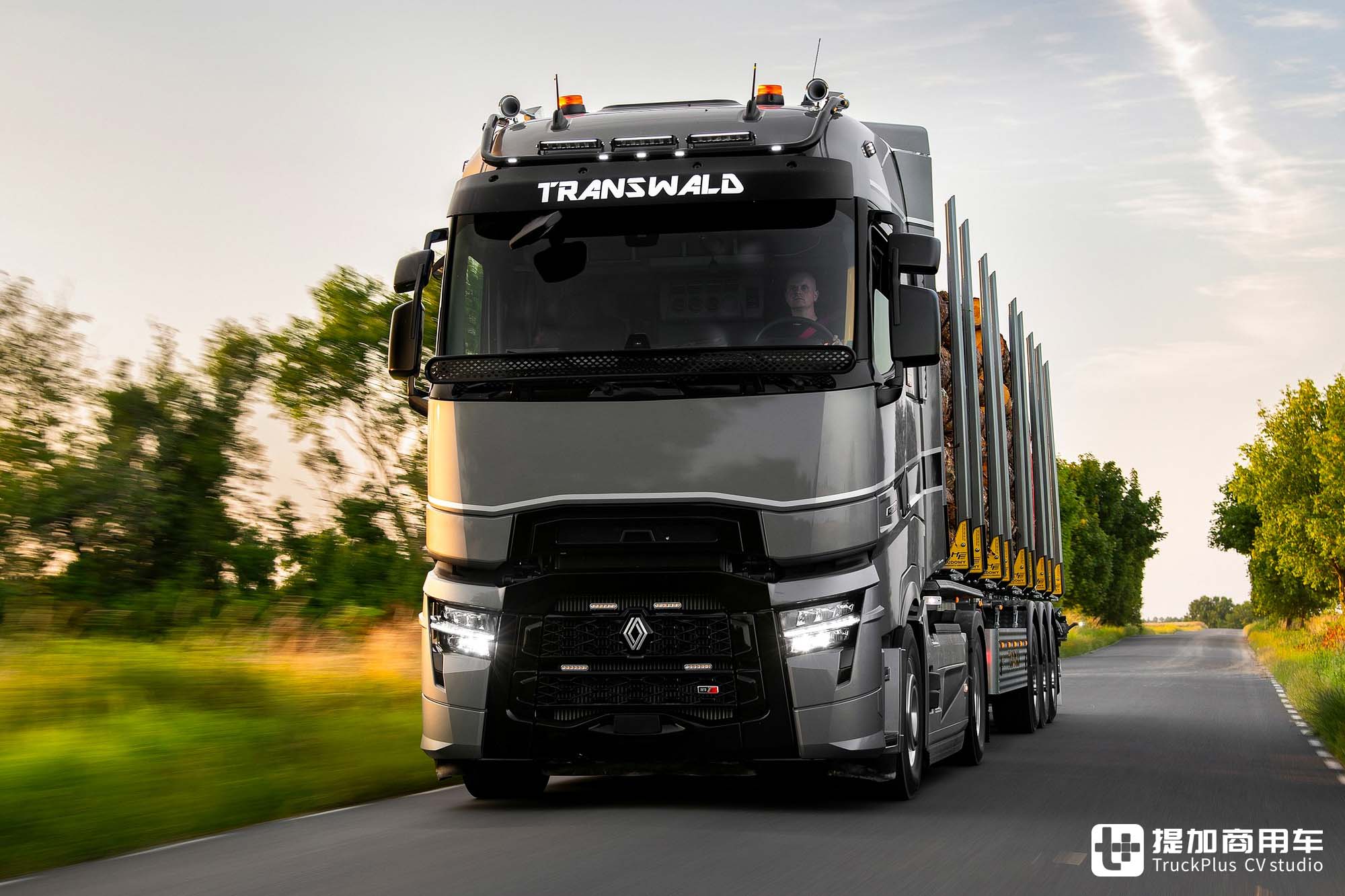 涡轮复合发动机,法式浪漫设计,顶配雷诺T-High牵引车用来拉木头 - 第2张 - 提加商用车网 涡轮复合发动机,法式浪漫设计,顶配雷诺T-High牵引车用来拉木头 - 第2张