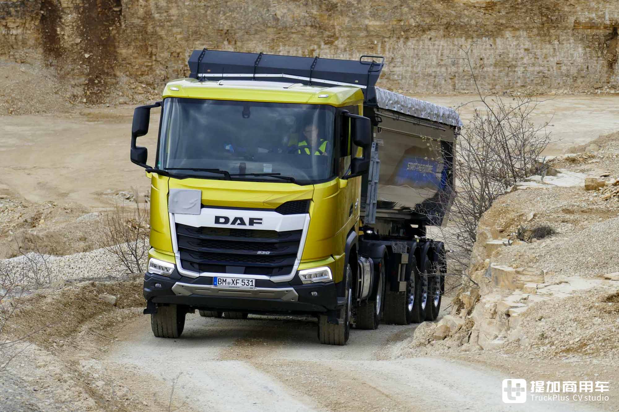 4x2秒变4x4全驱,静液压驱动下工地利器,达夫XFC工程牵引车实拍 - 第3张 - 提加商用车网 4x2秒变4x4全驱,静液压驱动下工地利器,达夫XFC工程牵引车实拍 - 第3张