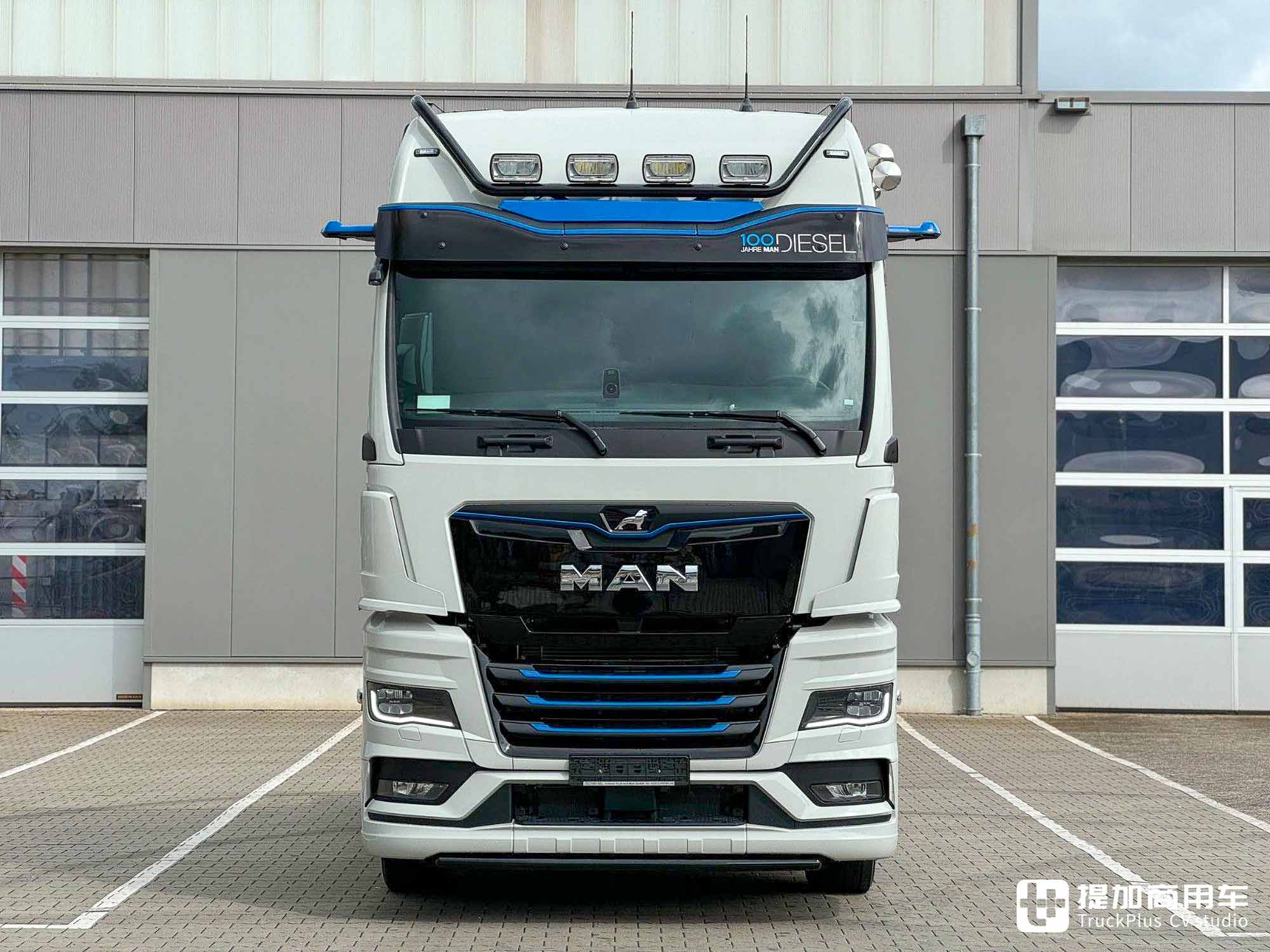 纪念柴油直喷发动机诞生一百周年,曼恩TGX百年柴油特别版车型实拍 - 第5张 - 提加商用车网 纪念柴油直喷发动机诞生一百周年,曼恩TGX百年柴油特别版车型实拍 - 第5张