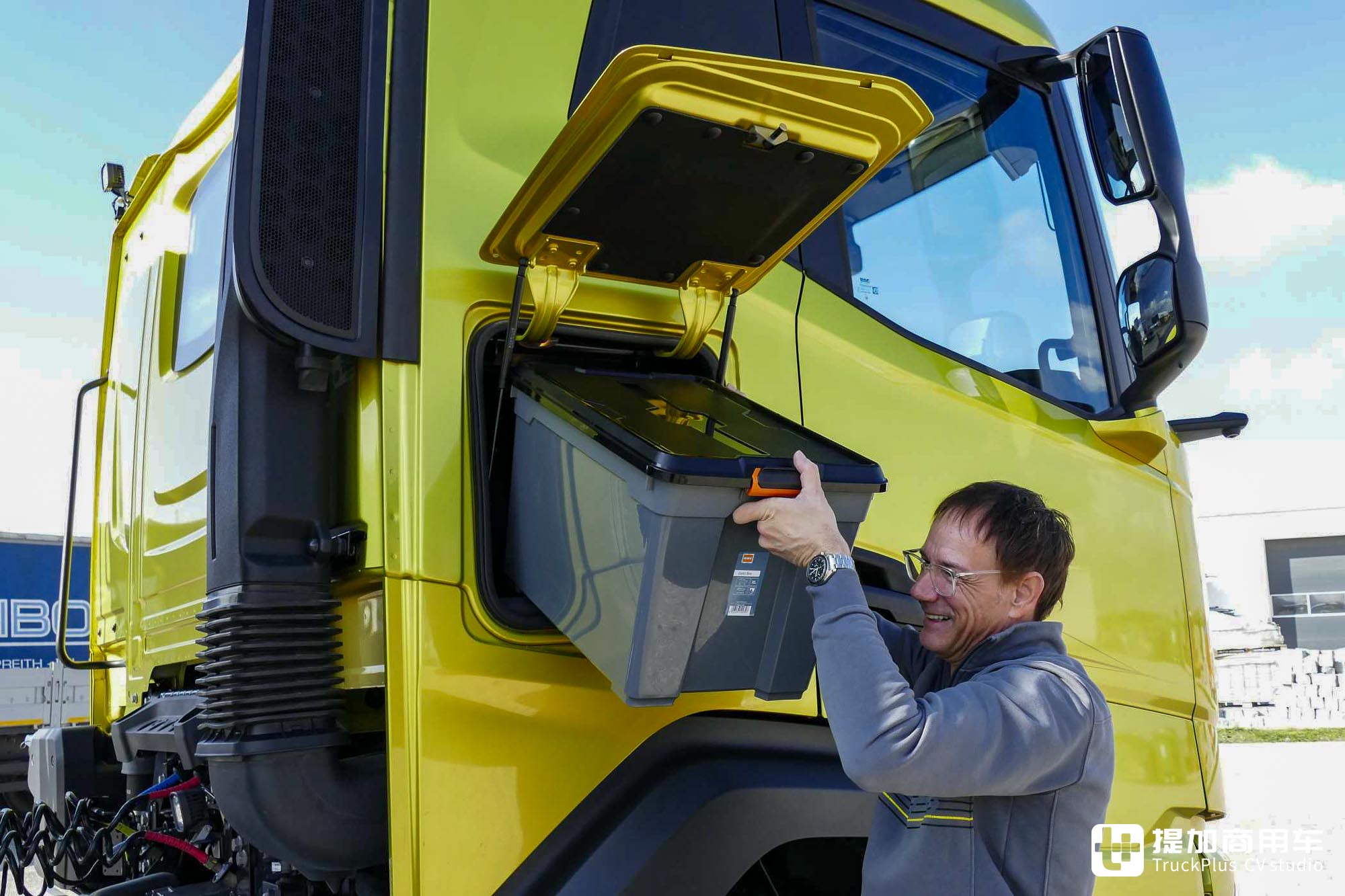 4x2秒变4x4全驱,静液压驱动下工地利器,达夫XFC工程牵引车实拍 - 第6张 - 提加商用车网 4x2秒变4x4全驱,静液压驱动下工地利器,达夫XFC工程牵引车实拍 - 第6张