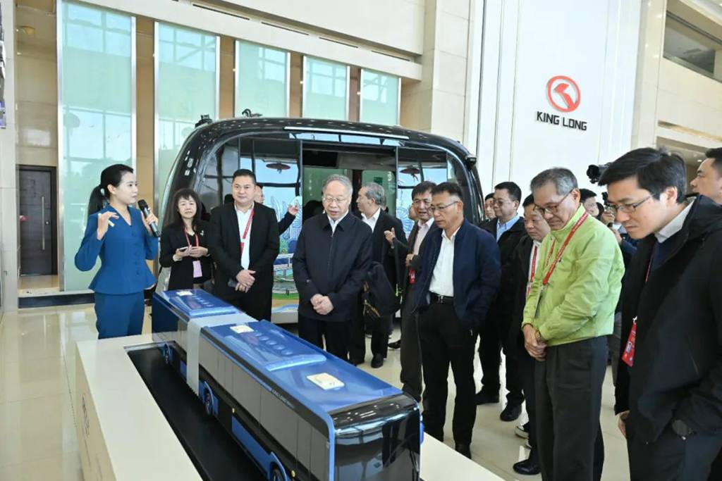 金时金事 | 两岸企业家峰会一行参访金龙，感受中国智造创新成果 - 第2张