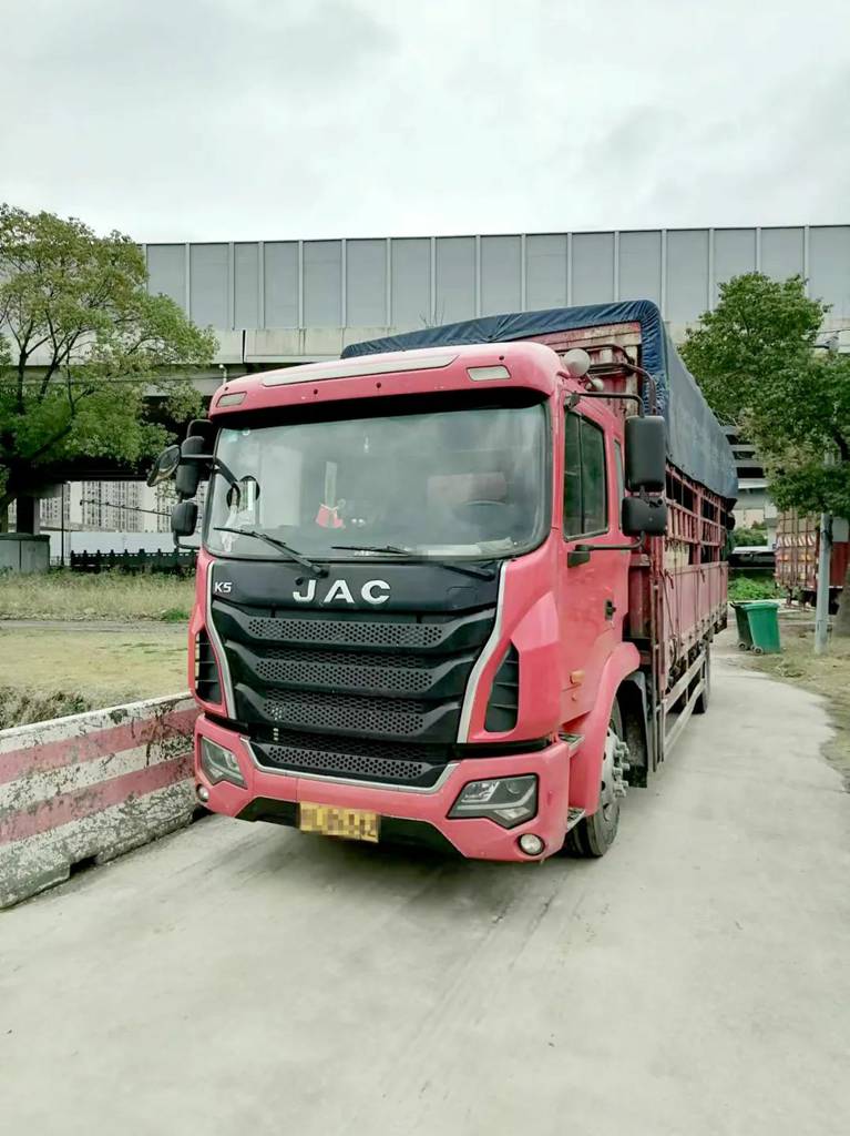 发哥驾到丨江淮重卡6米8格尔发K5高栏车,助刘师傅稳稳致富! - 第1张 - 提加商用车网 发哥驾到丨江淮重卡6米8格尔发K5高栏车,助刘师傅稳稳致富! - 第1张