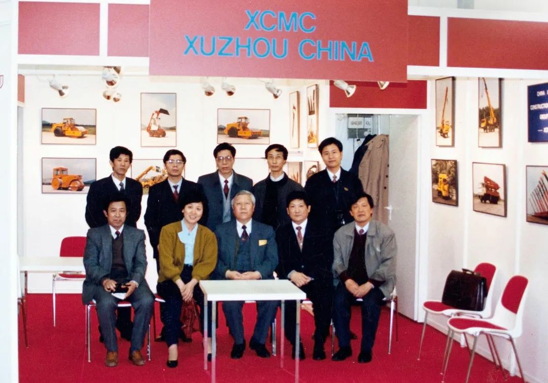 【再续前缘】宝马展现场,徐工人拿出了32年前的照片…… - 第1张 - 提加商用车网 【再续前缘】宝马展现场,徐工人拿出了32年前的照片…… - 第1张