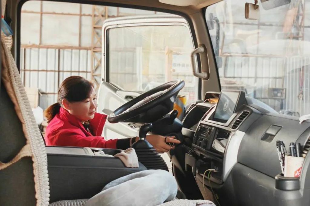 服务之星 | 王福丽:以柔克刚照四方,匠心独运谱华章 - 第1张 - 提加商用车网 服务之星 | 王福丽:以柔克刚照四方,匠心独运谱华章 - 第1张