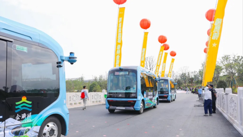金旅“驰睿”自动驾驶小巴惊艳亮相金漪湖 - 第1张 - 提加商用车网 金旅“驰睿”自动驾驶小巴惊艳亮相金漪湖 - 第1张