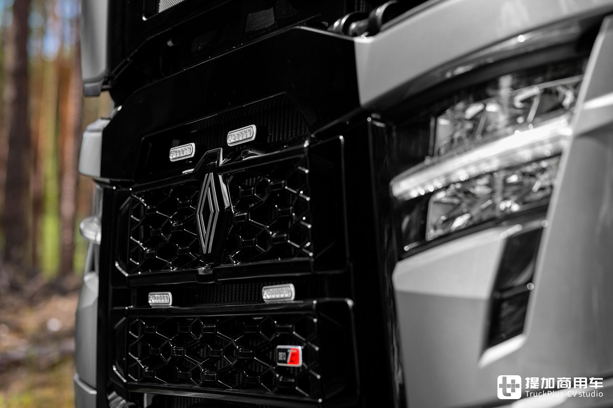 涡轮复合发动机,法式浪漫设计,顶配雷诺T-High牵引车用来拉木头 - 第8张 - 提加商用车网 涡轮复合发动机,法式浪漫设计,顶配雷诺T-High牵引车用来拉木头 - 第8张