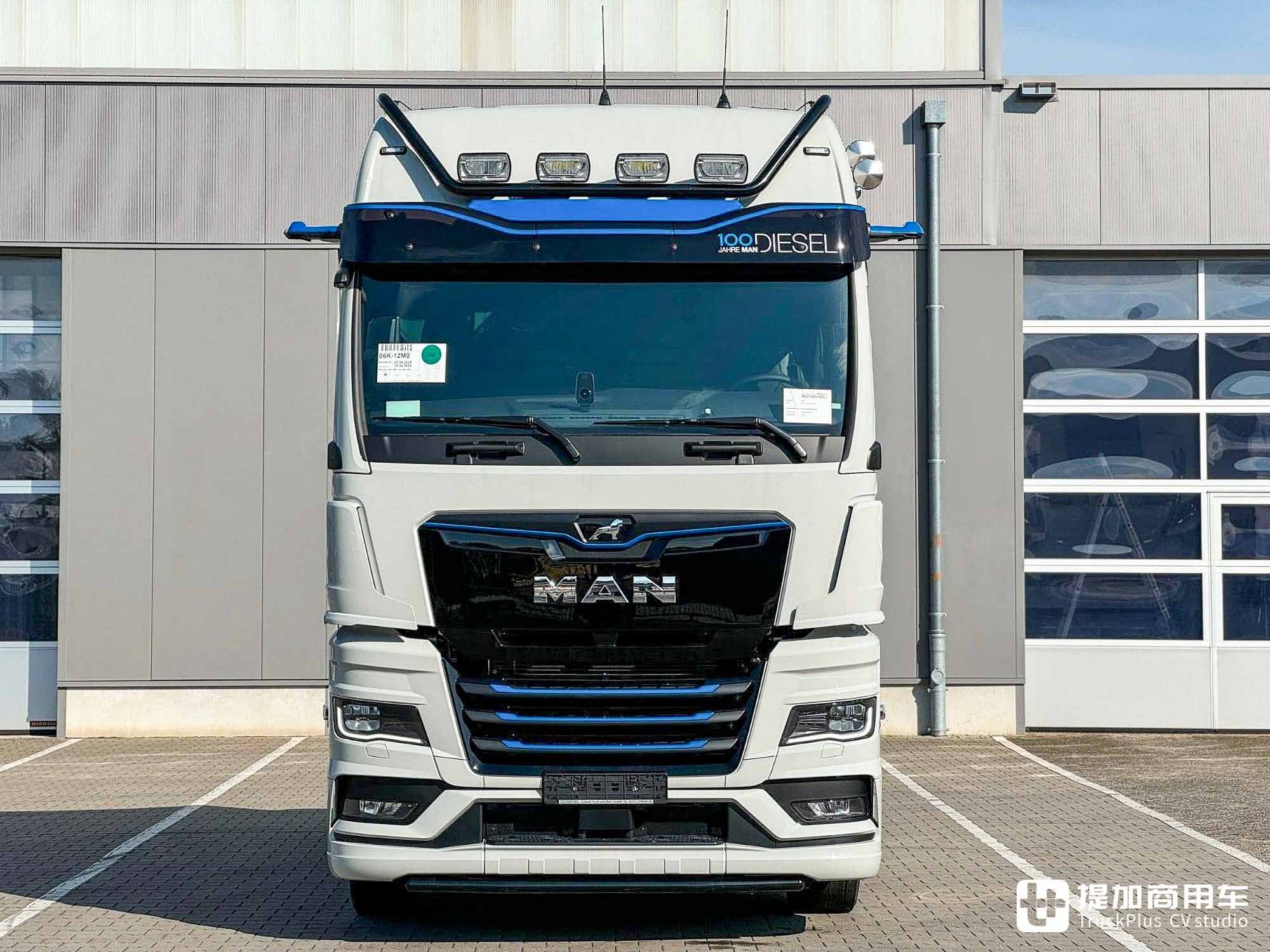纪念柴油直喷发动机诞生一百周年,曼恩TGX百年柴油特别版车型实拍 - 第8张 - 提加商用车网 纪念柴油直喷发动机诞生一百周年,曼恩TGX百年柴油特别版车型实拍 - 第8张