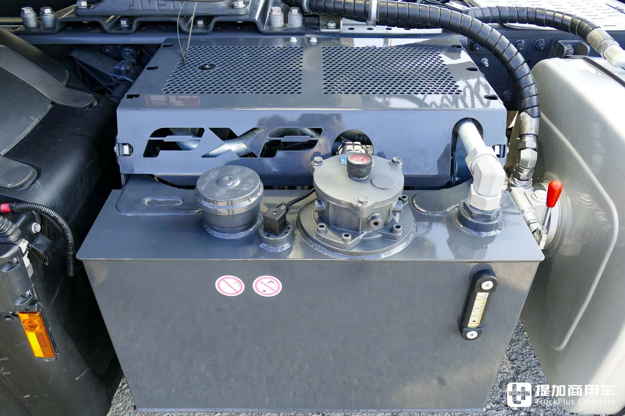 4x2秒变4x4全驱,静液压驱动下工地利器,达夫XFC工程牵引车实拍 - 第9张 - 提加商用车网 4x2秒变4x4全驱,静液压驱动下工地利器,达夫XFC工程牵引车实拍 - 第9张