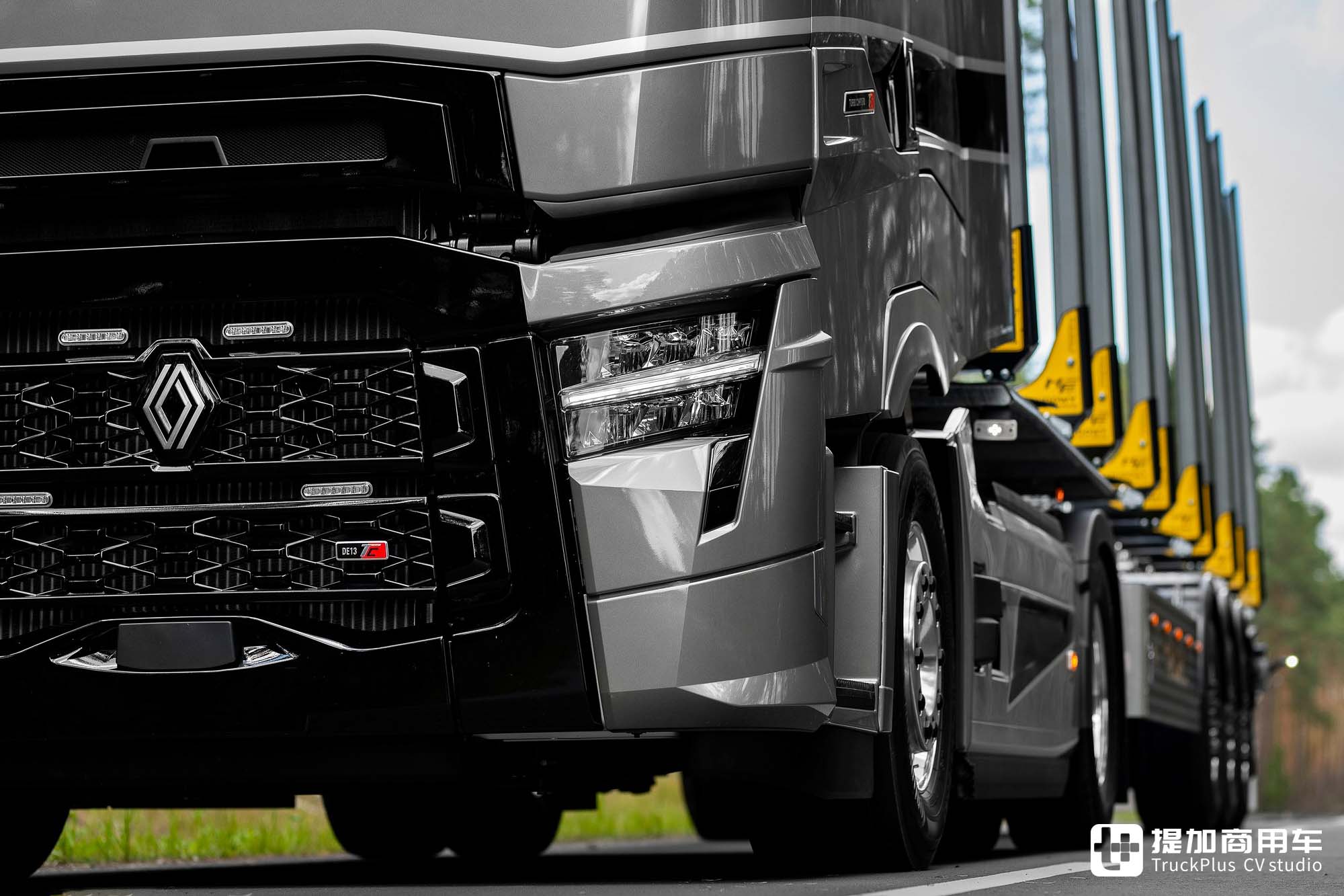 涡轮复合发动机,法式浪漫设计,顶配雷诺T-High牵引车用来拉木头 - 第9张 - 提加商用车网 涡轮复合发动机,法式浪漫设计,顶配雷诺T-High牵引车用来拉木头 - 第9张