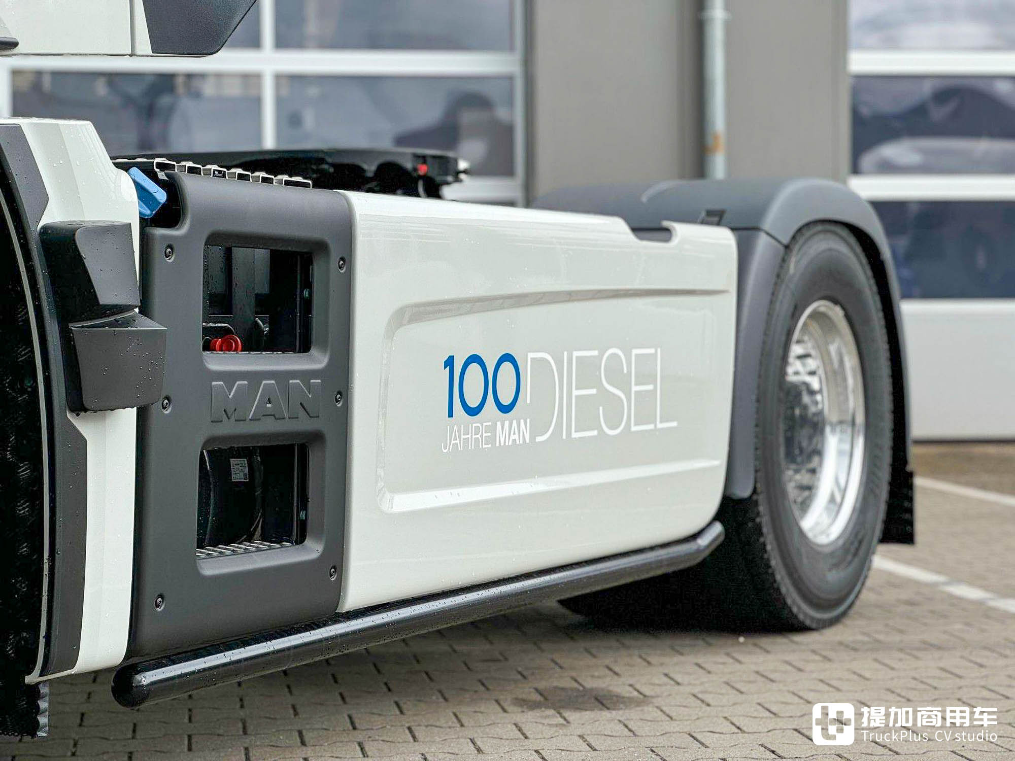 纪念柴油直喷发动机诞生一百周年,曼恩TGX百年柴油特别版车型实拍 - 第10张 - 提加商用车网 纪念柴油直喷发动机诞生一百周年,曼恩TGX百年柴油特别版车型实拍 - 第10张