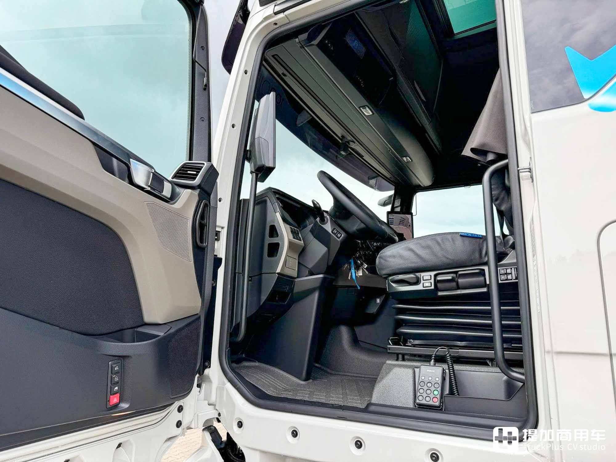 纪念柴油直喷发动机诞生一百周年,曼恩TGX百年柴油特别版车型实拍 - 第14张 - 提加商用车网 纪念柴油直喷发动机诞生一百周年,曼恩TGX百年柴油特别版车型实拍 - 第14张