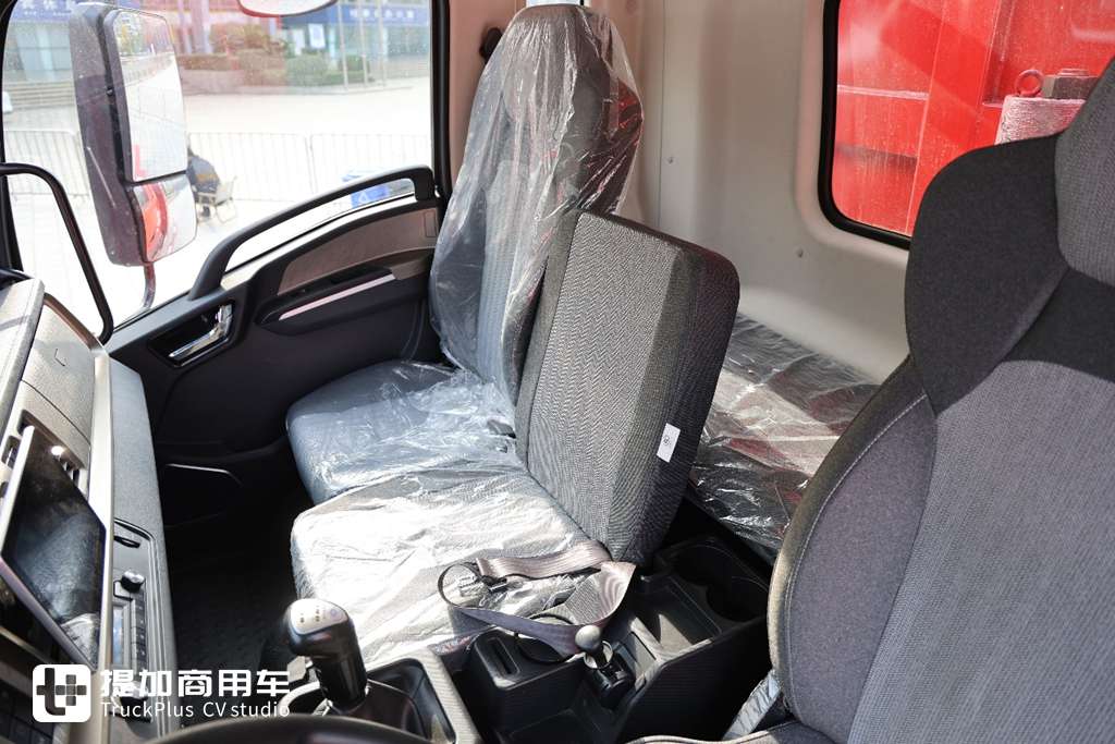 200马力+10挡箱,驾驶室外观内饰豪华,东风拓行X1工程车实拍评测 - 第10张 - 提加商用车网 200马力+10挡箱,驾驶室外观内饰豪华,东风拓行X1工程车实拍评测 - 第10张