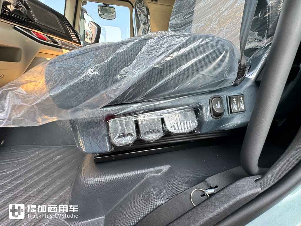 堪称全能,复合运输长途干线都能干!实拍乘龙H5V 540马力天然气牵引车 - 第11张 - 提加商用车网 堪称全能,复合运输长途干线都能干!实拍乘龙H5V 540马力天然气牵引车 - 第11张