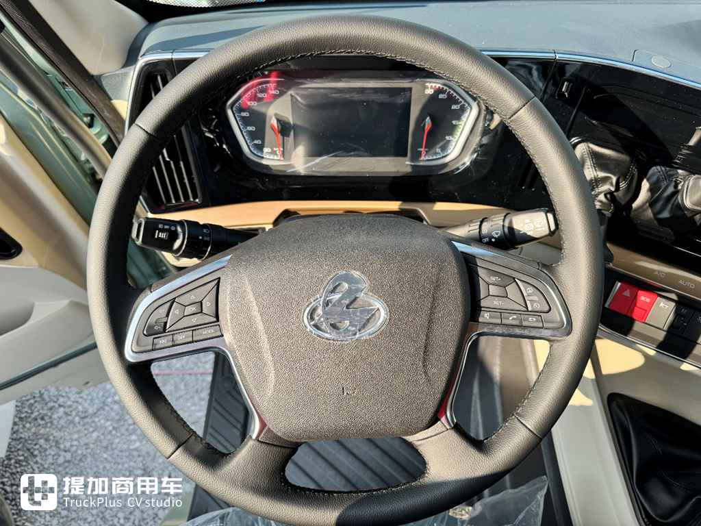 堪称全能,复合运输长途干线都能干!实拍乘龙H5V 540马力天然气牵引车 - 第13张 - 提加商用车网 堪称全能,复合运输长途干线都能干!实拍乘龙H5V 540马力天然气牵引车 - 第13张