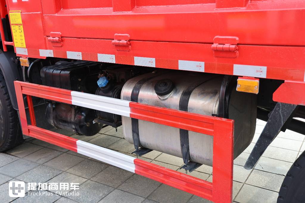 200马力+10挡箱,驾驶室外观内饰豪华,东风拓行X1工程车实拍评测 - 第15张 - 提加商用车网 200马力+10挡箱,驾驶室外观内饰豪华,东风拓行X1工程车实拍评测 - 第15张