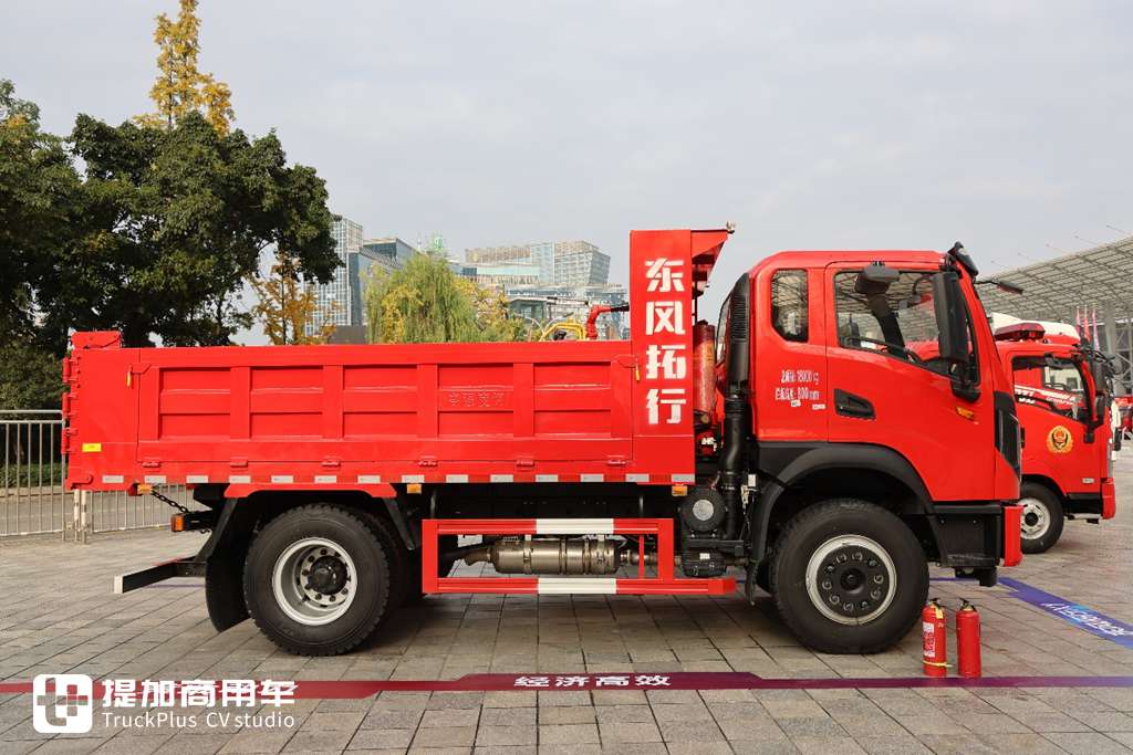 200马力+10挡箱,驾驶室外观内饰豪华,东风拓行X1工程车实拍评测 - 第17张 - 提加商用车网 200马力+10挡箱,驾驶室外观内饰豪华,东风拓行X1工程车实拍评测 - 第17张