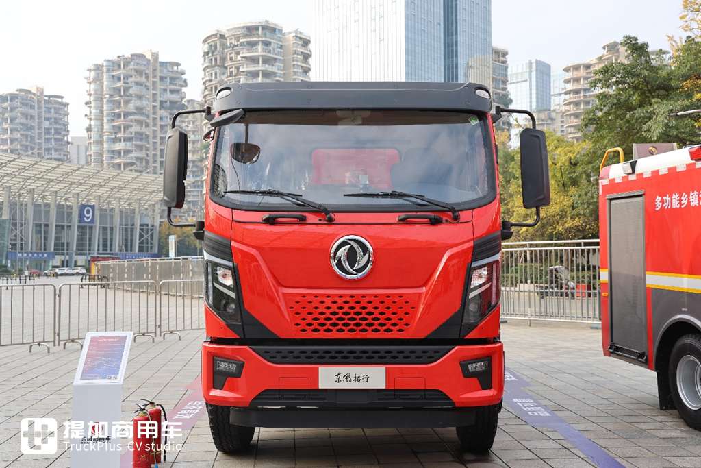 200马力+10挡箱,驾驶室外观内饰豪华,东风拓行X1工程车实拍评测 - 第2张 - 提加商用车网 200马力+10挡箱,驾驶室外观内饰豪华,东风拓行X1工程车实拍评测 - 第2张