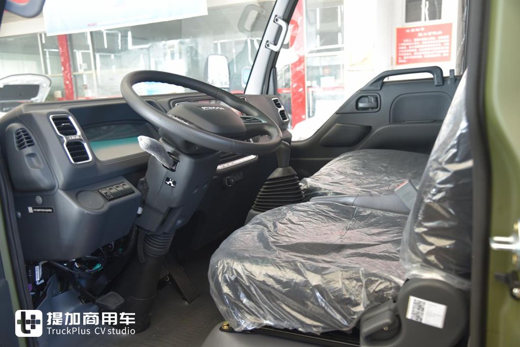 墨绿色的磨砂漆面,全新内饰,庆铃五十铃100P双排单轮车型实拍 - 第4张 - 提加商用车网 墨绿色的磨砂漆面,全新内饰,庆铃五十铃100P双排单轮车型实拍 - 第4张