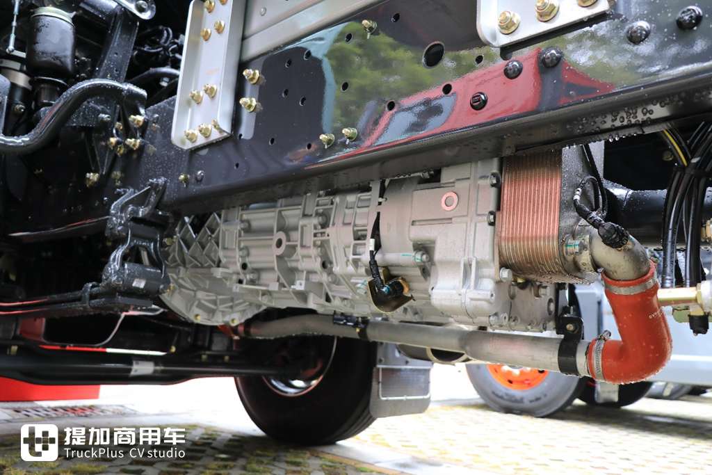 堪称全能,复合运输长途干线都能干!实拍乘龙H5V 540马力天然气牵引车 - 第5张 - 提加商用车网 堪称全能,复合运输长途干线都能干!实拍乘龙H5V 540马力天然气牵引车 - 第5张