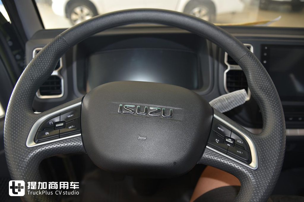 墨绿色的磨砂漆面,全新内饰,庆铃五十铃100P双排单轮车型实拍 - 第5张 - 提加商用车网 墨绿色的磨砂漆面,全新内饰,庆铃五十铃100P双排单轮车型实拍 - 第5张