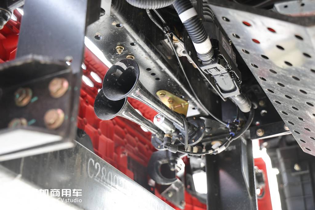 200马力+10挡箱,驾驶室外观内饰豪华,东风拓行X1工程车实拍评测 - 第5张 - 提加商用车网 200马力+10挡箱,驾驶室外观内饰豪华,东风拓行X1工程车实拍评测 - 第5张