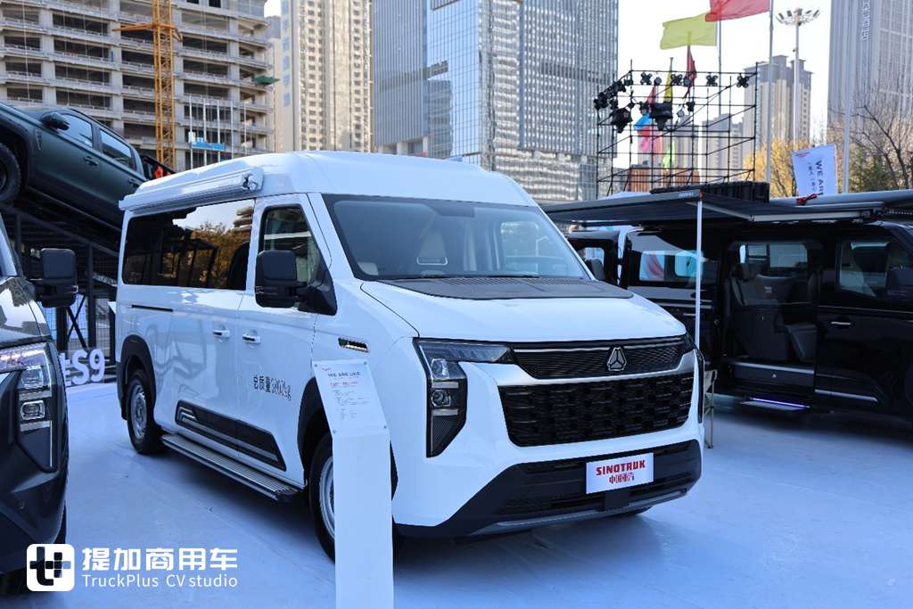 全新一代燃油重卡平台亮相,带你逛重汽2025全球伙伴大会现场,其他重磅展车也抢眼 - 第58张 - 提加商用车网 全新一代燃油重卡平台亮相,带你逛重汽2025全球伙伴大会现场,其他重磅展车也抢眼 - 第58张