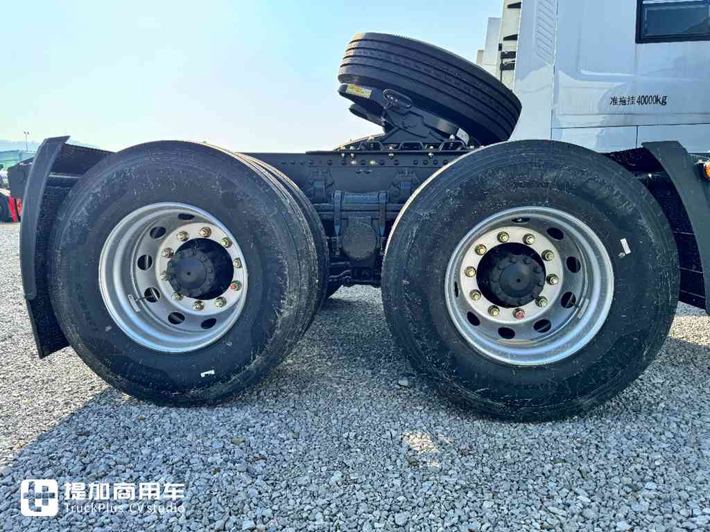 堪称全能,复合运输长途干线都能干!实拍乘龙H5V 540马力天然气牵引车 - 第6张 - 提加商用车网 堪称全能,复合运输长途干线都能干!实拍乘龙H5V 540马力天然气牵引车 - 第6张