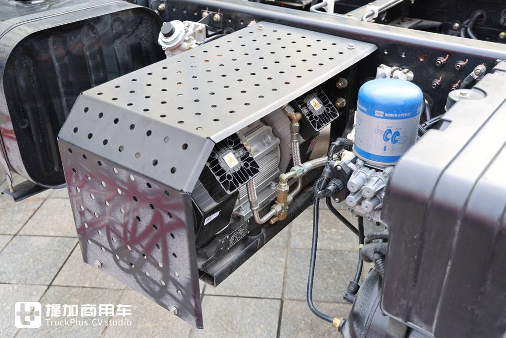 环卫理想底盘!P2混动,纯电可行驶50km+,东风天锦KR混动二类底盘实拍 - 第7张 - 提加商用车网 环卫理想底盘!P2混动,纯电可行驶50km+,东风天锦KR混动二类底盘实拍 - 第7张