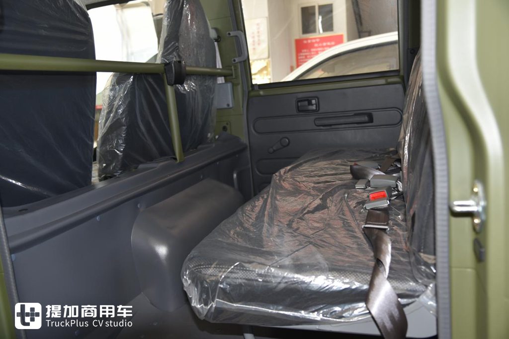 墨绿色的磨砂漆面,全新内饰,庆铃五十铃100P双排单轮车型实拍 - 第7张 - 提加商用车网 墨绿色的磨砂漆面,全新内饰,庆铃五十铃100P双排单轮车型实拍 - 第7张