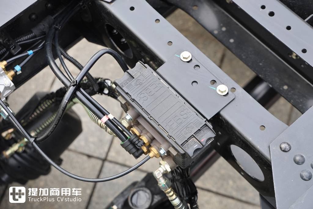 环卫理想底盘!P2混动,纯电可行驶50km+,东风天锦KR混动二类底盘实拍 - 第8张 - 提加商用车网 环卫理想底盘!P2混动,纯电可行驶50km+,东风天锦KR混动二类底盘实拍 - 第8张