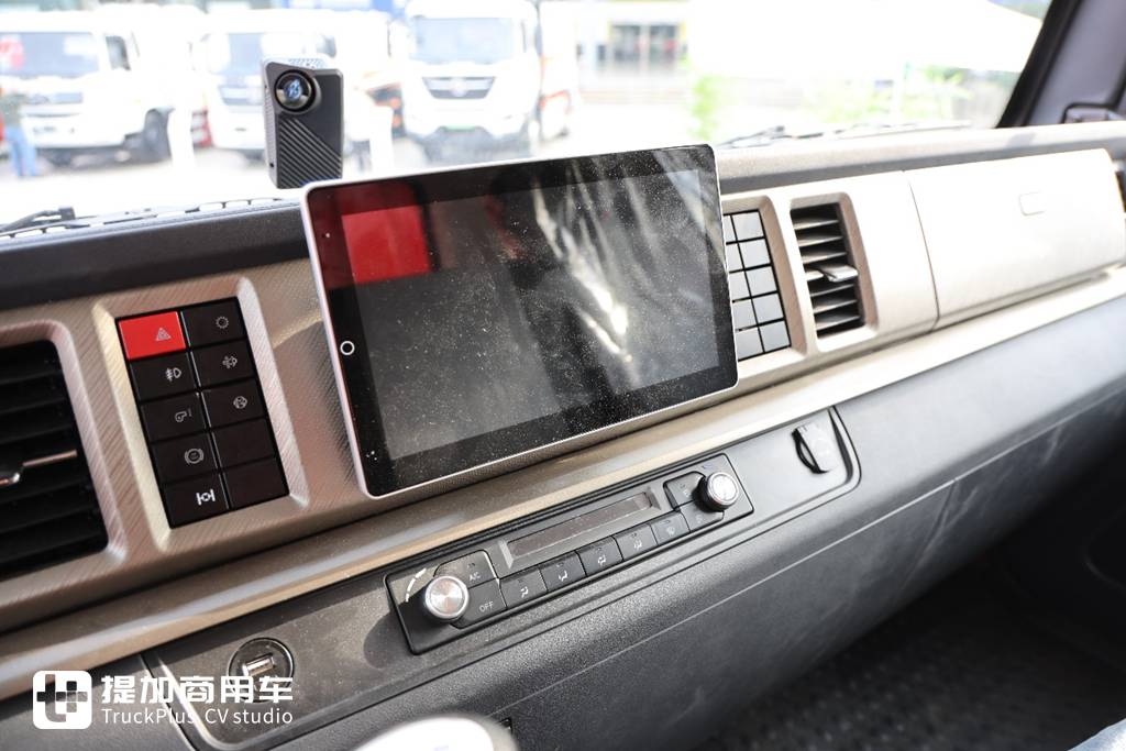 200马力+10挡箱,驾驶室外观内饰豪华,东风拓行X1工程车实拍评测 - 第8张 - 提加商用车网 200马力+10挡箱,驾驶室外观内饰豪华,东风拓行X1工程车实拍评测 - 第8张